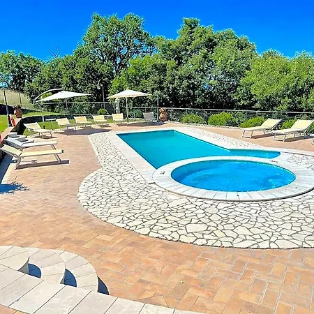 Hotel Pool And Jacuzzi - Charming In Umbria 4*
